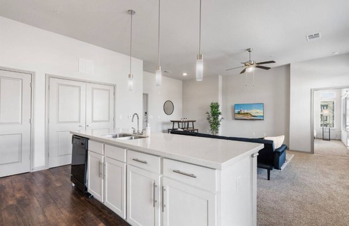 Montopolis Apartment | Modern Austin 2BR 2B Unit with Pool,Parking & WiFi