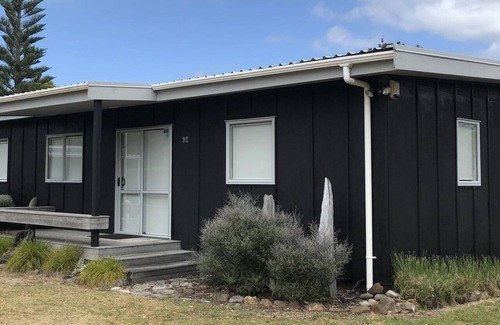 Pauanui House | Modern Bach - 6 min walk to Surf Club