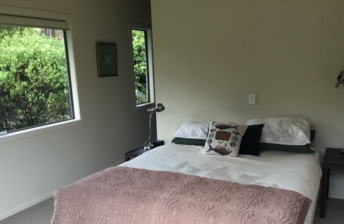 Kuaotunu House | Modern Bach - level 5 minute walk to Kuaotunu Beach