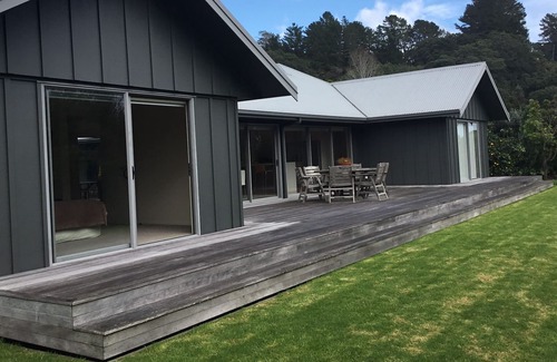 Kuaotunu House | Modern Bach - level 5 minute walk to Kuaotunu Beach