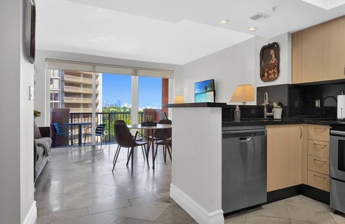 Coconut Grove Apartment | Modern Bay View with Free Parking