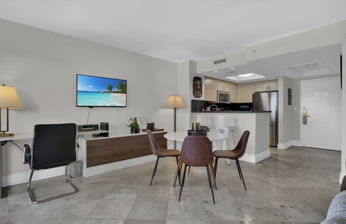 Coconut Grove Apartment | Modern Bay View with Free Parking