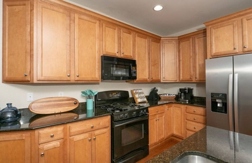 Sun Ridge House | Modern Bayside Villa: Ideal for Family and Golf
