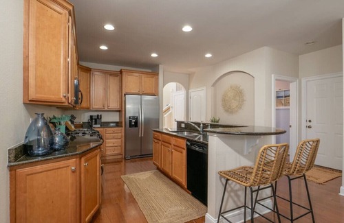Sun Ridge House | Modern Bayside Villa: Ideal for Family and Golf
