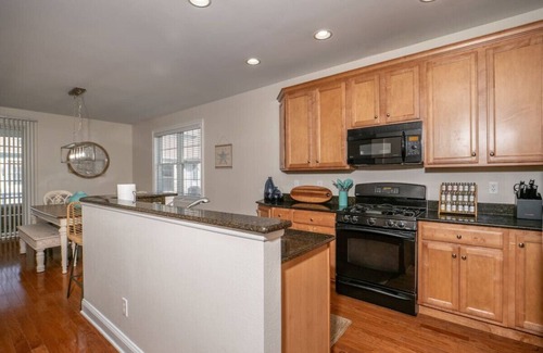 Sun Ridge House | Modern Bayside Villa: Ideal for Family and Golf