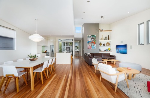 North Curl Curl House | Modern Beach House with swimming pool and very close to the beach