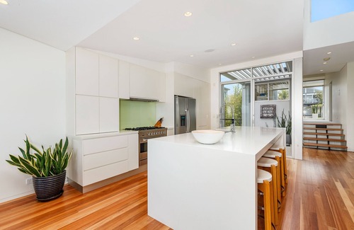 North Curl Curl House | Modern Beach House with swimming pool and very close to the beach