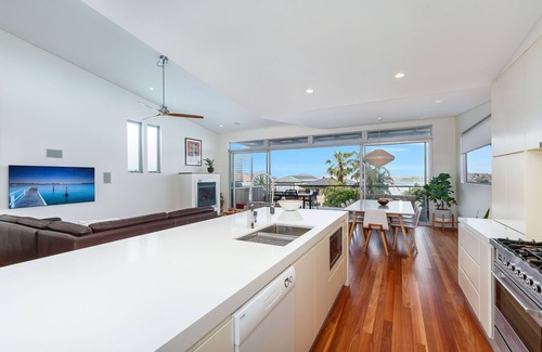 North Curl Curl House | Modern Beach House with swimming pool and very close to the beach