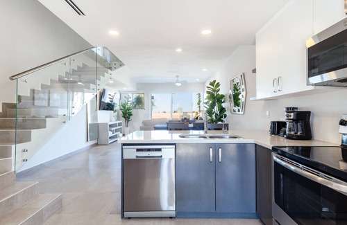 La Choya House | Modern Beachfront Retreat 2 King Suites +
