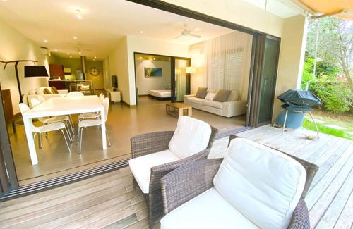 Calodyne Apartment | Modern Beachfront Retreat