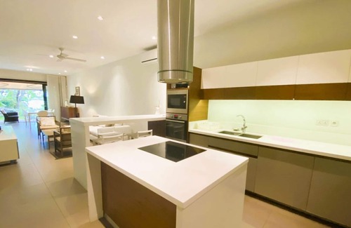 Calodyne Apartment | Modern Beachfront Retreat