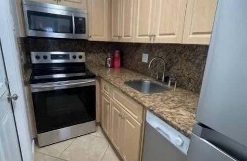 Hollywood Apartment | Modern Beachfront Suite at Hollywood Broadwalk