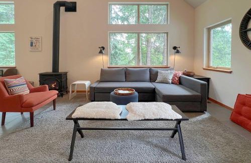 Leavenworth House | Modern Beaver Valley Cabin with Hot Tub and Games!