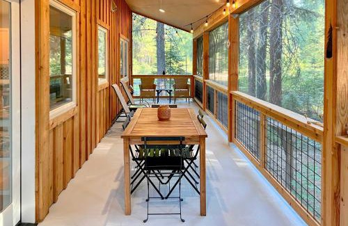 Leavenworth House | Modern Beaver Valley Cabin with Hot Tub and Games!