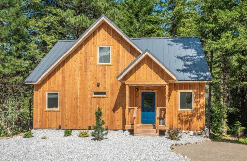 Leavenworth House | Modern Beaver Valley Cabin with Hot Tub and Games!