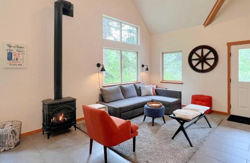 Leavenworth House | Modern Beaver Valley Cabin with Hot Tub and Games!