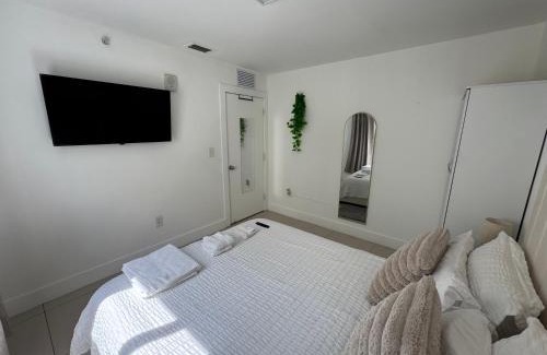 Coral Way Apartment | Modern Bedroom In Central Miami Shared with host