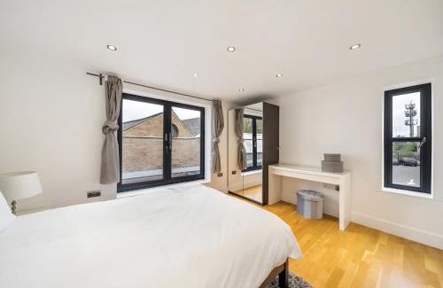 Kidbrooke with Hornfair Apartment | Modern Blackheath Home