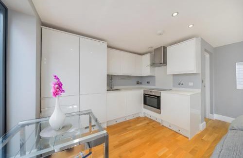 Kidbrooke with Hornfair Apartment | Modern Blackheath Home
