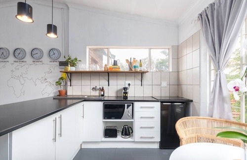 Centurion Hotel | Modern Bohemian Apartment with Pool, Fibre Wi-Fi and Bbq Patio in Centurion