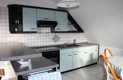 Kornhochheim Apartment | Modern, bright apartment with a view of the Wachsenburg on the Erfurter Kreuz/A4!