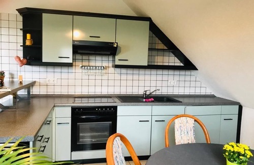 Kornhochheim Apartment | Modern, bright apartment with a view of the Wachsenburg on the Erfurter Kreuz/A4!