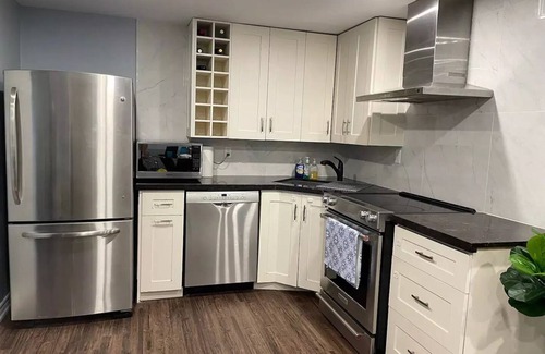 Mississauga Apartment | Modern bsmt apmt | King & sofa bed | Free parkingn