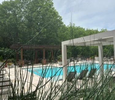 South Tuxedo Park Apartment | Modern Buckhead Escape Huge 1BR AND Den & Pool Views
