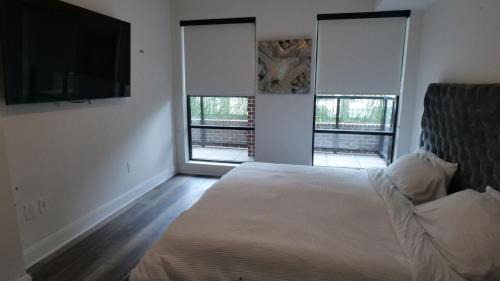 South Tuxedo Park Apartment | Modern Buckhead Escape Huge 1BR AND Den & Pool Views