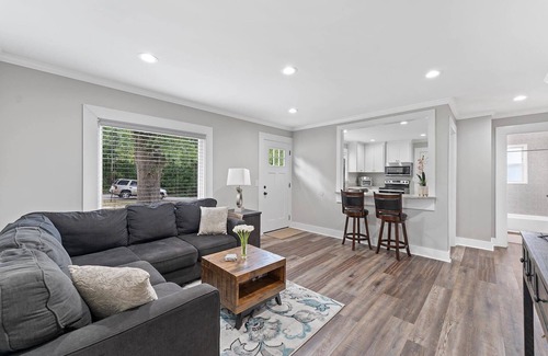 Gantt House | Modern bungalow. Lots of Parking. 10 min to Downtown Greenville. Pet Friendly.