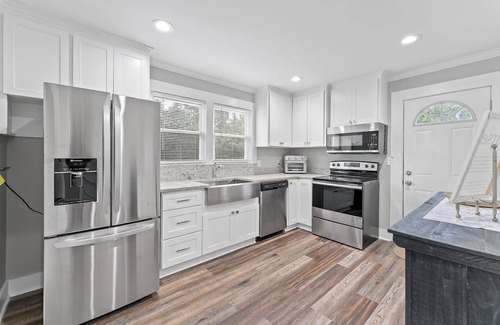 Gantt House | Modern bungalow. Lots of Parking. 10 min to Downtown Greenville. Pet Friendly.