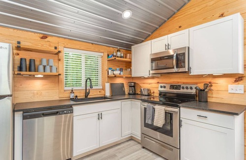 Travelers Rest Cabin | Modern Cabin in the Woods with Hot Tub