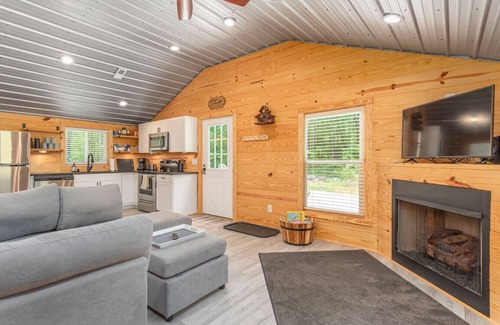 Travelers Rest Cabin | Modern Cabin in the Woods with Hot Tub