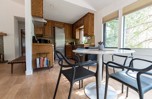 Tahoe Paradise House | Modern Cabin Near Trails - Fenced-in Yard, Kid, Dog & Remote-Work Friendly!