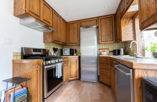 Tahoe Paradise House | Modern Cabin Near Trails - Fenced-in Yard, Kid, Dog & Remote-Work Friendly!