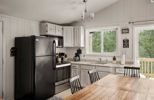 Sleepy Hollow Ski Chalet | Modern Cabin w Hot Tub, Wifi & Huge Deck!