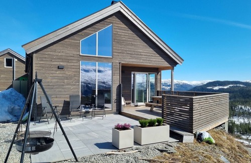 Voss Cabin | Modern cabin with fantastic view. Great hub for exploring Flåm, Voss, Hardanger