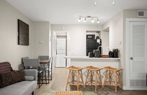 Allandale Apartment | Modern & Central~XLstudio~5 min to Domain~F1 ready