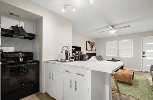 Allandale Apartment | Modern & Central~XLstudio~5 min to Domain~F1 ready