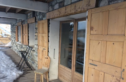 Le Lavachet Apartment | Modern Chalet Reynaud by the river! Right next to the Lavachet ski lifts