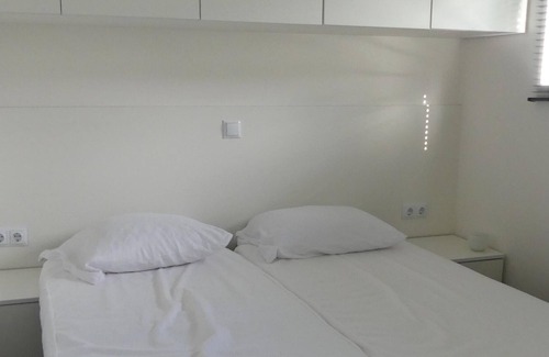 Oldebroek Ski Chalet | Modern chalet with beautiful garden, located in a holiday park by the forest