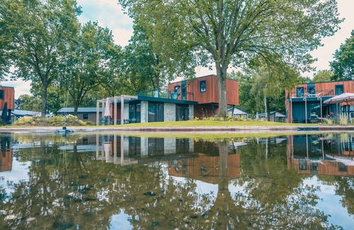 Kaatsheuvel Ski Chalet | Modern chalet with 2 bathrooms, near De Efteling