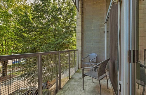 Commonwealth Apartment | Modern Charlotte Condo 2 Miles to Downtown!