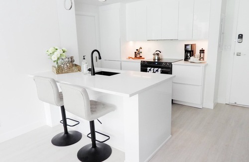 Kelowna Central Business District Apartment | Modern Chic Waterfront Retreat in the Heart of Downtown Kelowna