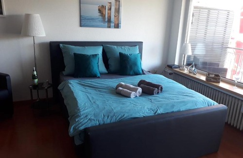 Bahnhofsvorstadt Apartment | Modern City Apartment with balcony and nice parc view