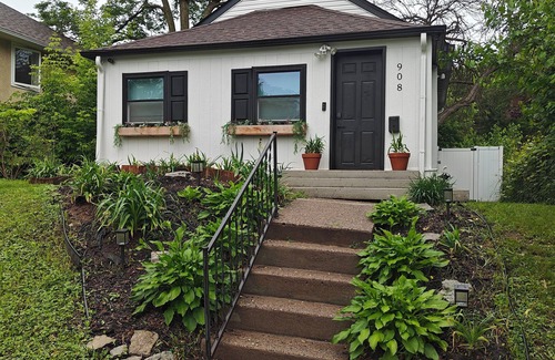 Payne - Phalen House | Modern City Home, WI-FI, Privacy, 1-mile downtown St Paul