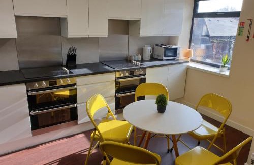 Norwich Apartment | Modern City Home with 5 Ensuites and Private Parking! Perfect for Working teams