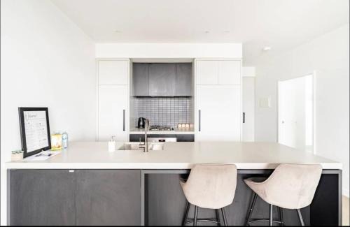 Clayton South Apartment | Modern Clayton apartment close to uni and hospital