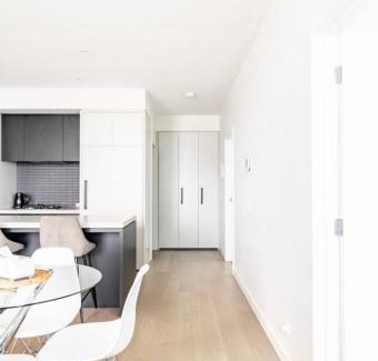 Clayton South Apartment | Modern Clayton apartment close to uni and hospital