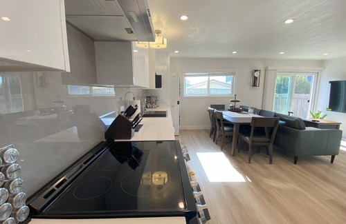 Sharp Park Apartment | Modern Coastal 2B1B Remodeled Walk to Pier Backyard Free Parking